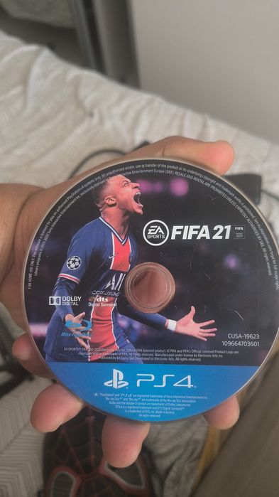 Vând PlayStation 4slim de 1Tb(1 tera).Consola vine însoțită de 2 manete PlayStation 4 model army împreună cu docul de încărcare a manetelor și  hdmi.