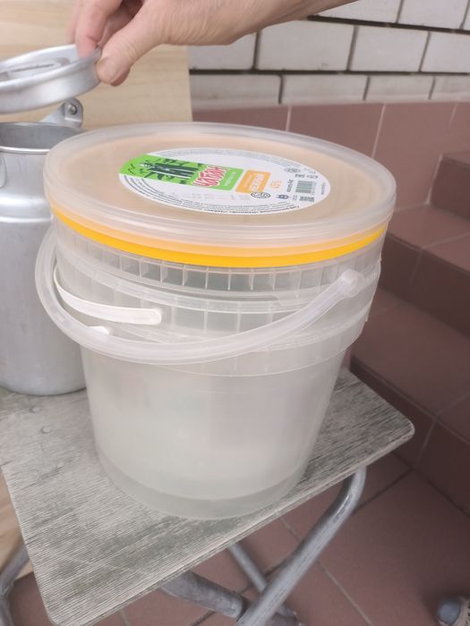 Пластиковые ведра и фляги