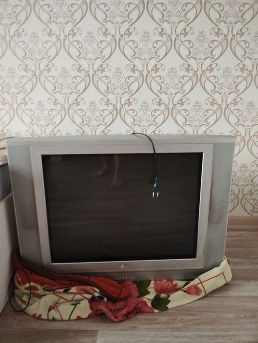 Продам телевизор на запчасти