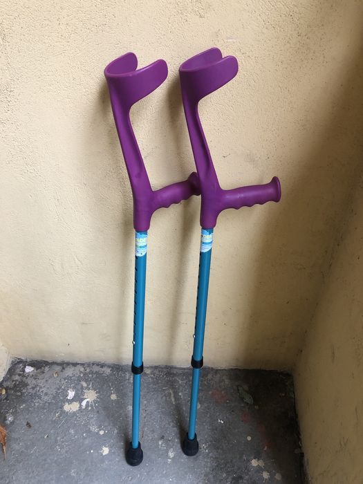 Pereche de carje germane reglabile