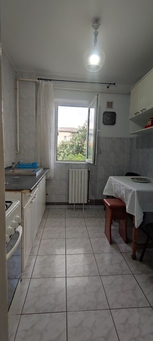 Închiriez apartament cu 2 camere