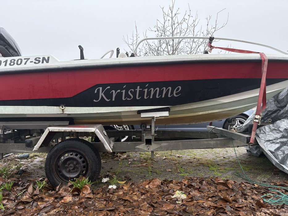 Barca cu motor si peridoc.