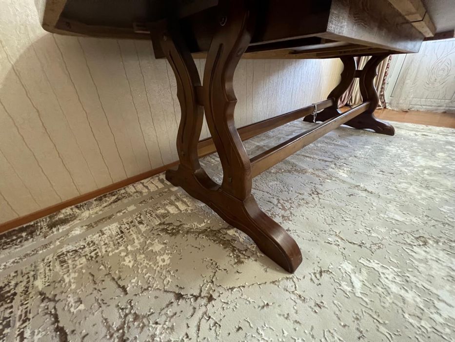 Стол и стулья в хорошем состоянии