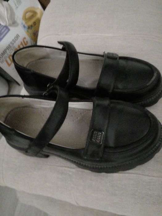 Продаётся туфли 33 и 32 размера