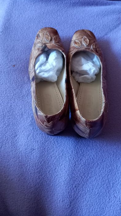 Vand pantofi dama din piele lacuita cu toc, măsură 39