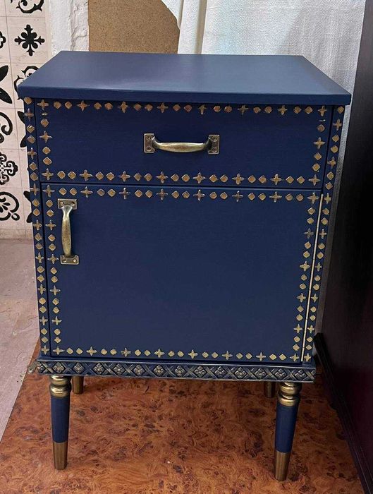 Тумбочка прикроватная