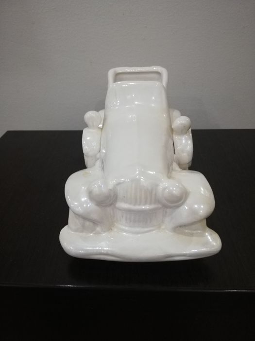 Много красива и различна ретро кола от керамика.