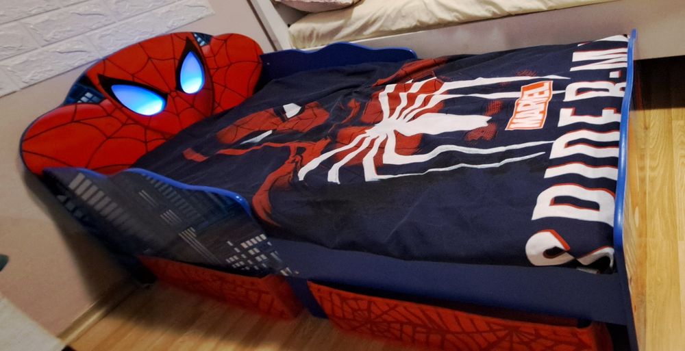 Pat copii Spiderman, cu lumini