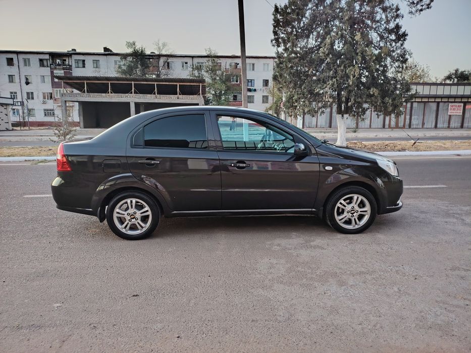 Nexia 3, 2 pozitsiya sotiladi. Holati zo'r, gaz benzin