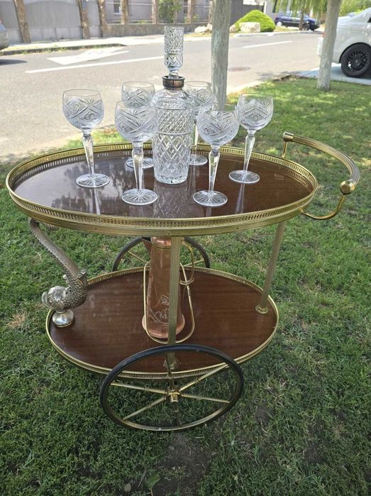 Gheridon din lemn cu ornamente din alama decorat cu un peste.