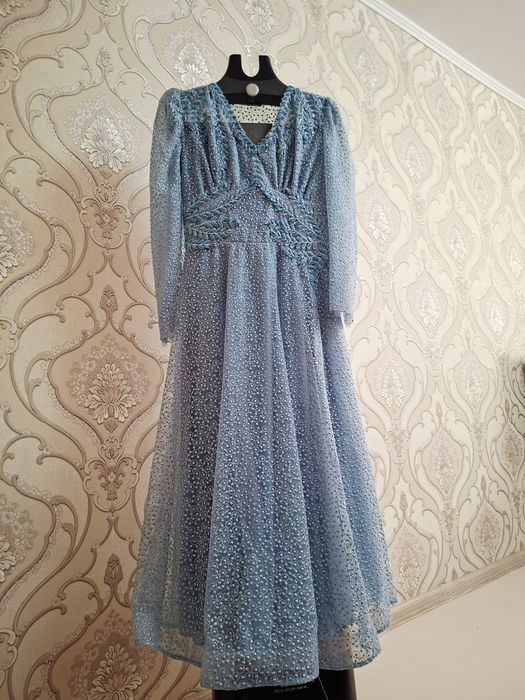 Той көйлегі көк түсті.