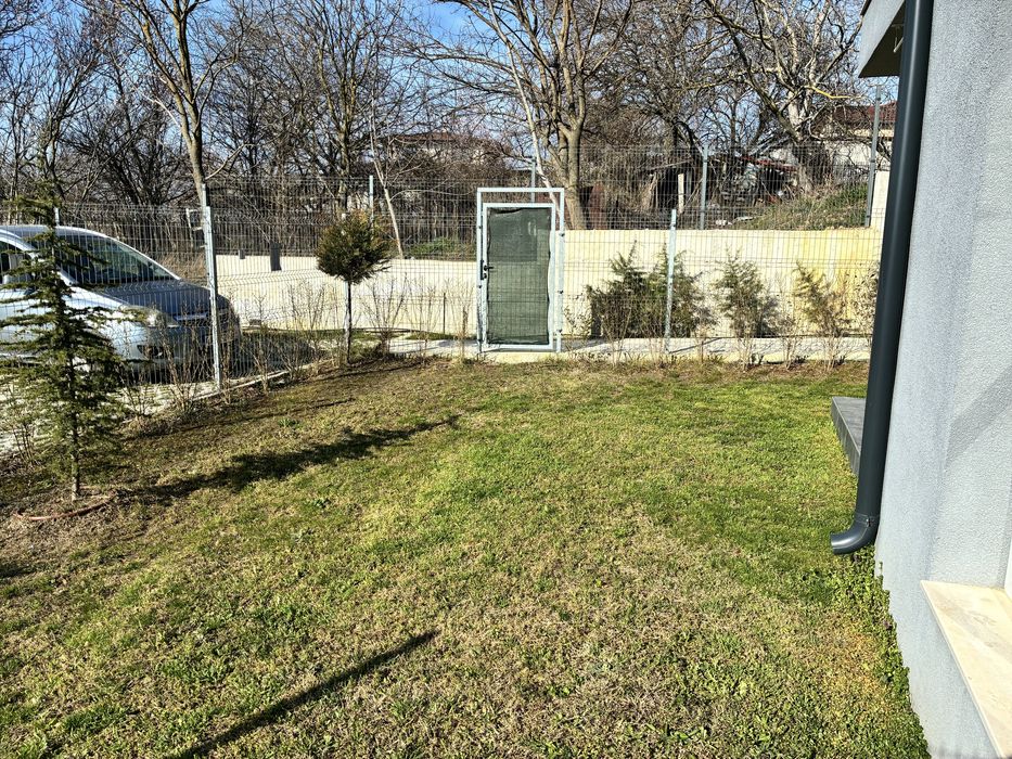 Апартамент с двор и паркомясто от собственик