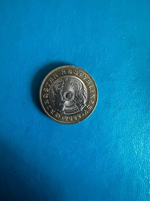 Монета 100 тг...