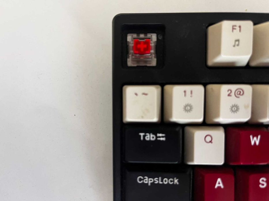 Механична с червени суичове геймарска 100% клавятура MAGEGEE