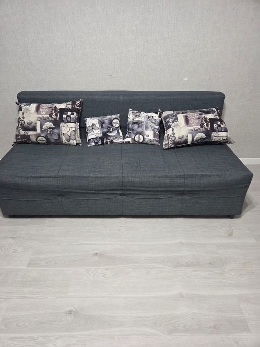 Гостиной диван...