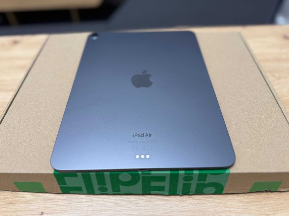 iPad Air 5 (M1 / 64GB / Wi-Fi, fara SIM) + husa Apple