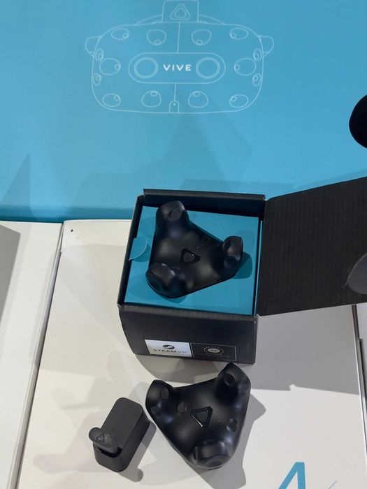 HTC Vive Pro пълен комплект - 4x Base Station 2.0, 2x контролера, 2x тракера