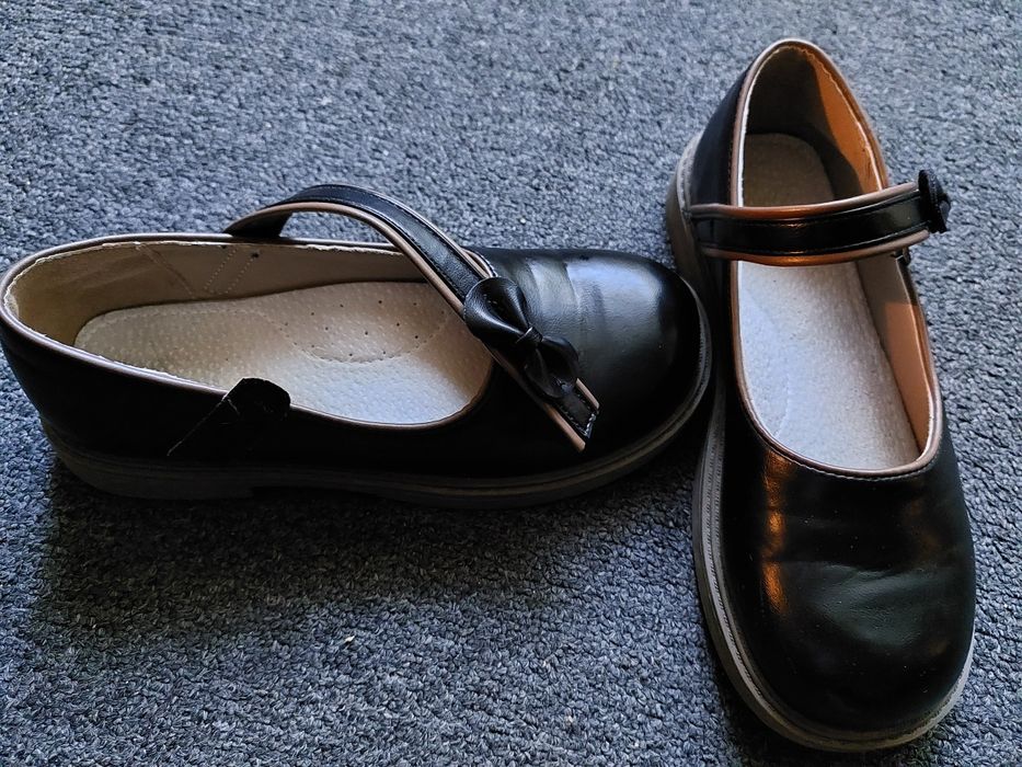 Vând pantofi negri nr.37