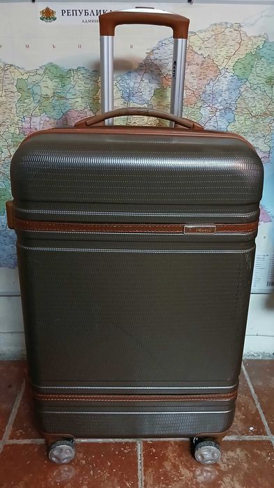 Куфар голям твърд