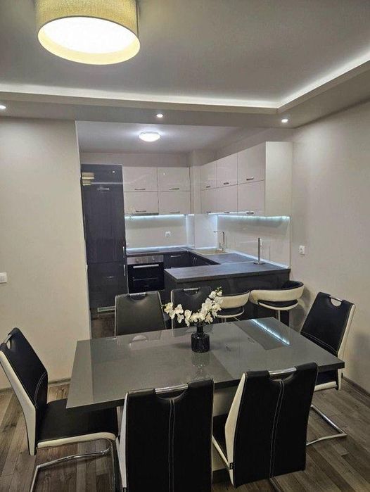 Дава се под наем Двустаен апартамент в София, Витоша - 74 кв.м за 747.66 € - Снимка #2