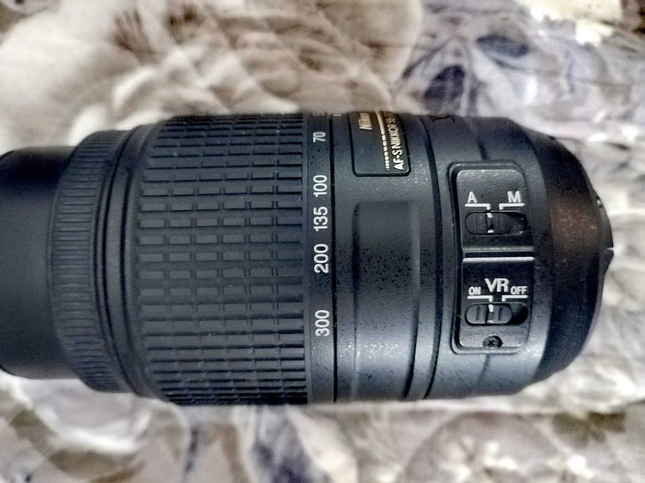 Vând obiectiv Nikkor AF-S 55-300 mm, f/4.5-5.6 G DX cu ED și VR utilizat, în stare bună.