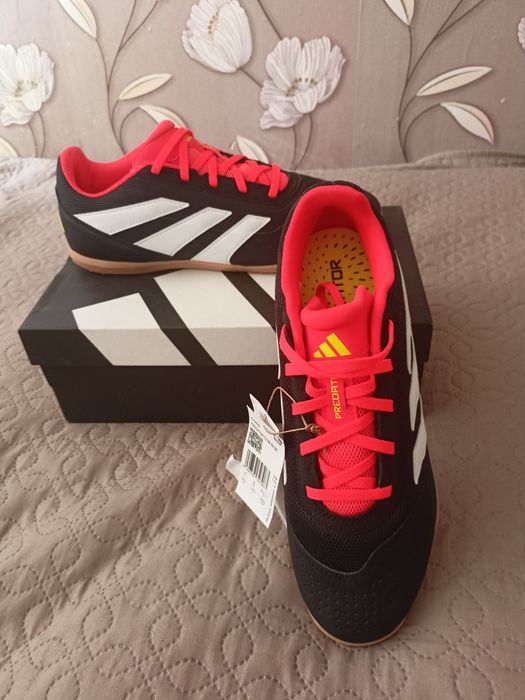 Обувки Adidas нови