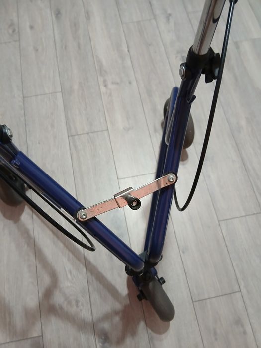 Cadru cu trei roti pentru persoane cu probleme