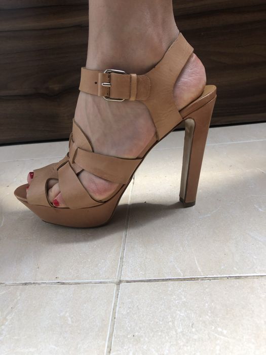 Високи сандали Zara