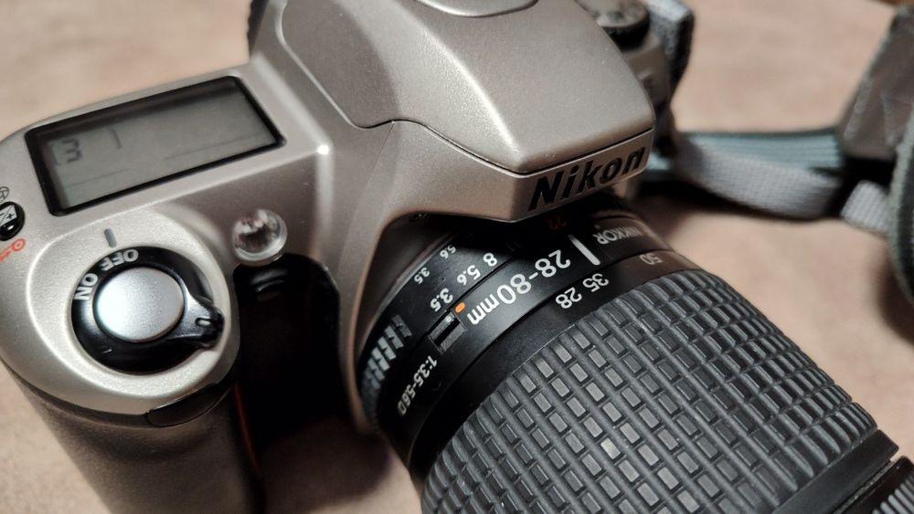 Лентов фотоапарат Nikon F65 с обектив 28-80/ 3.5-5.6 D