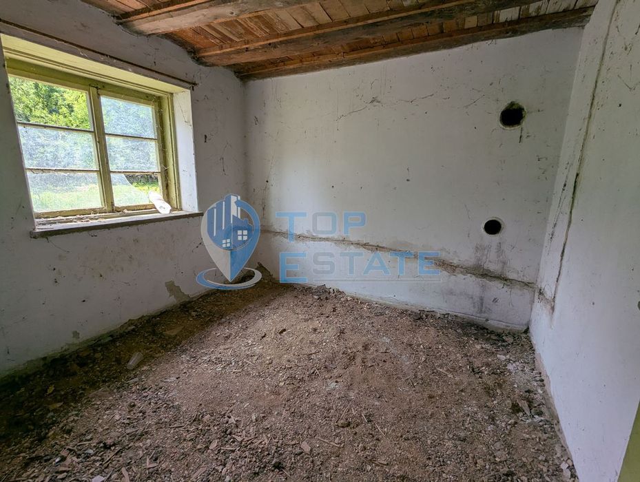 Двуетажна тухлена къща разположена в село Стамболово, община Павликен