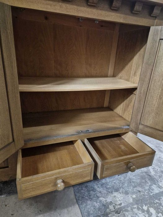 Бюфет от дъбов масив с цветен витраж и метален обков