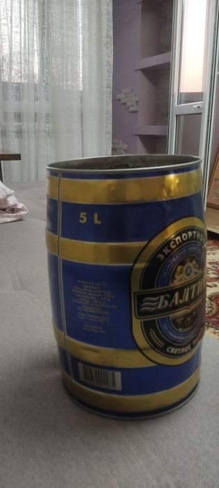 Нитки разные. Банка с нитками.