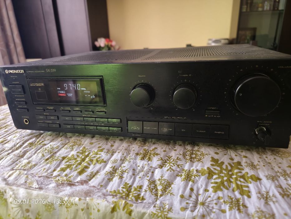 Усилвател с вградено радио Pioneer