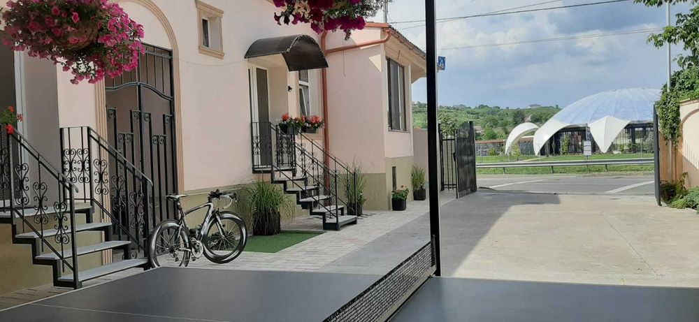 Casa cu trei apartamente separate amenajate si inchiriate in regim hotelier
