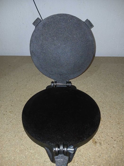 Presa tortilla UnoCasa, 20 cm, din fonta + pachet 100 hartie copt