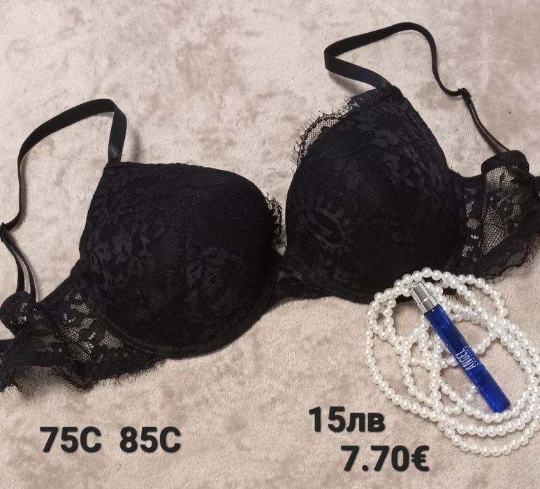 Сутиени цени и размери са написани върху всяка снимка