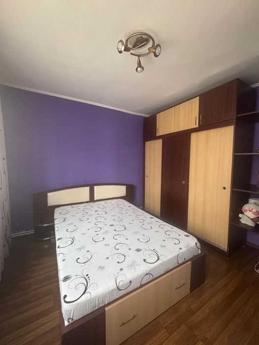 Pat și dressing, se vând și separat.