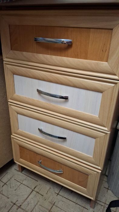 Продам шкаф, стол и две полки