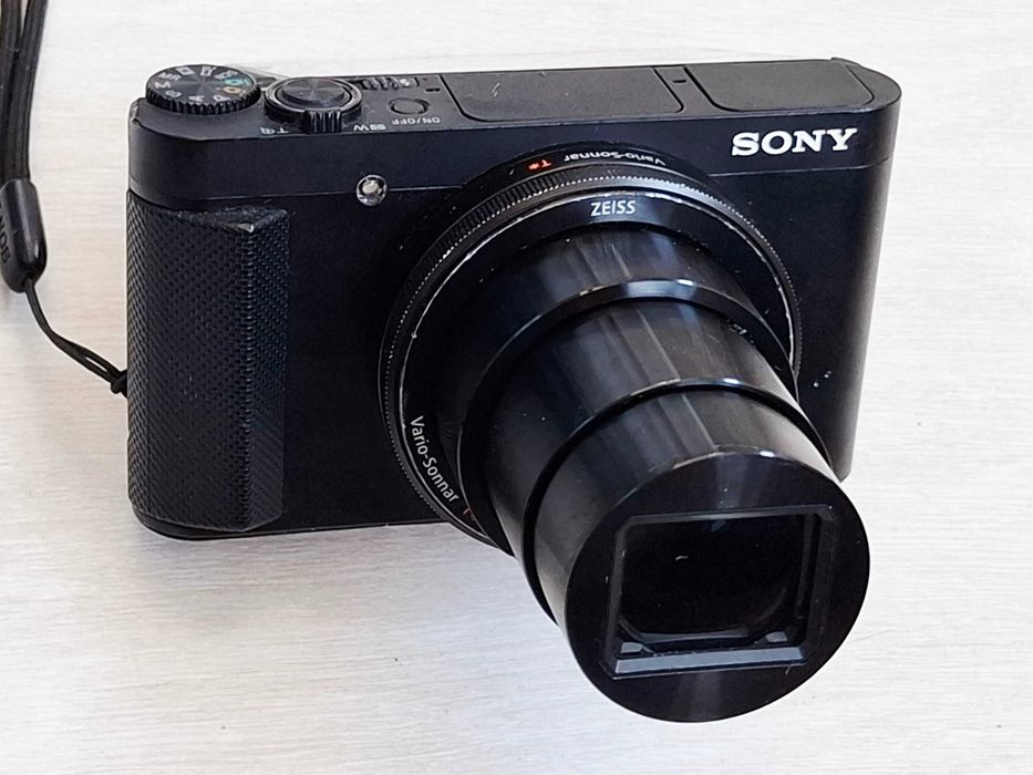 Sony Cyber-shot HX90 18.2MP, High zoom, 30x optical zoom lens, built in pop-up EVF, GPS, Wi-Fi, NFC