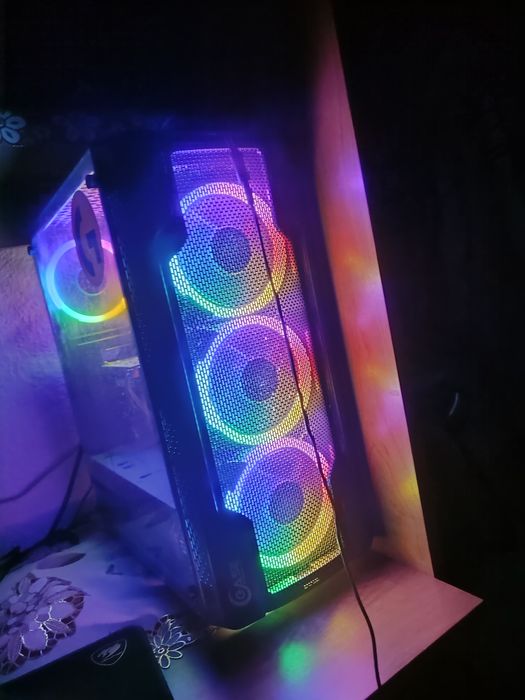 Геймърски компютър и монитор