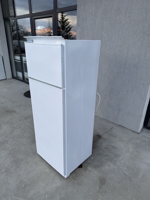 Хладилник с камера 144 см