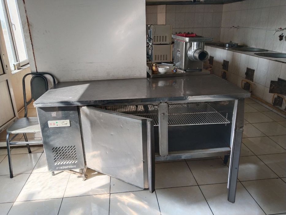 Холодильник морозильник электрический печ.сотилади хаммаси ишлайди.