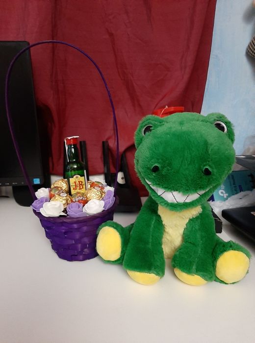 Cos cu flori și jucarie la alegere