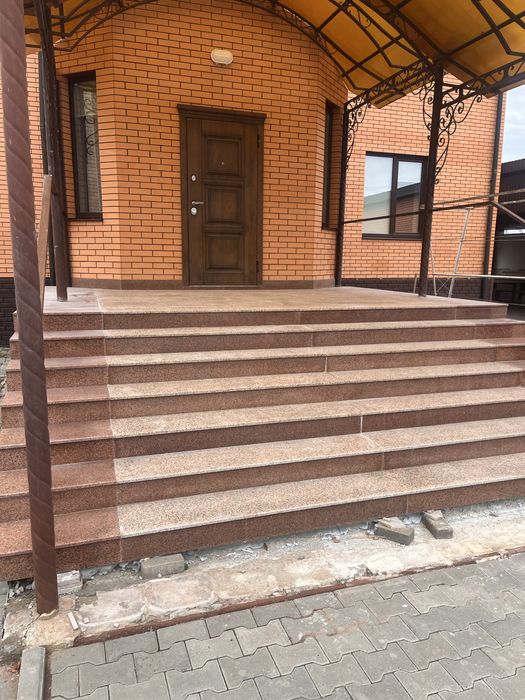 Гранит Уральск лестница тамбур перила мрамор