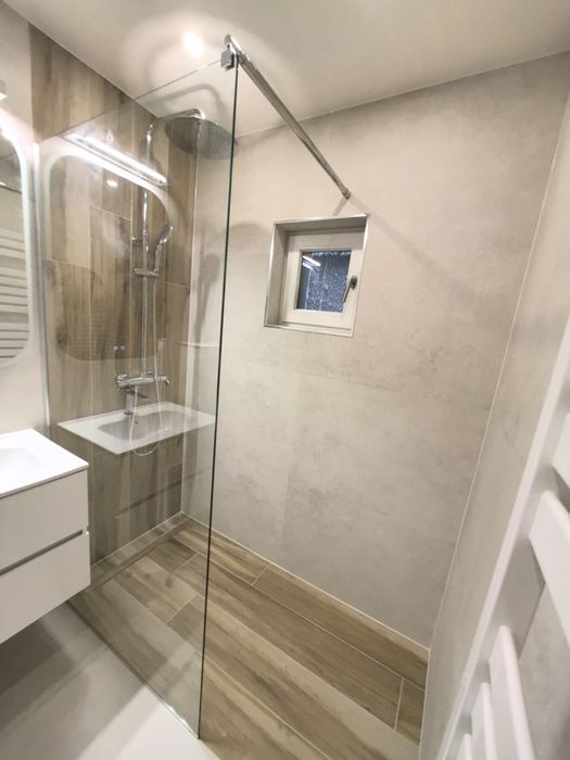 Zugrăvit, gletuit amenajări interioare instalații electrice și sanitar