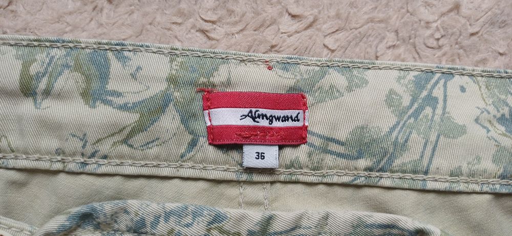 Pantaloni scurți damă Almgwand – imprimeu floral verde, mărime 36