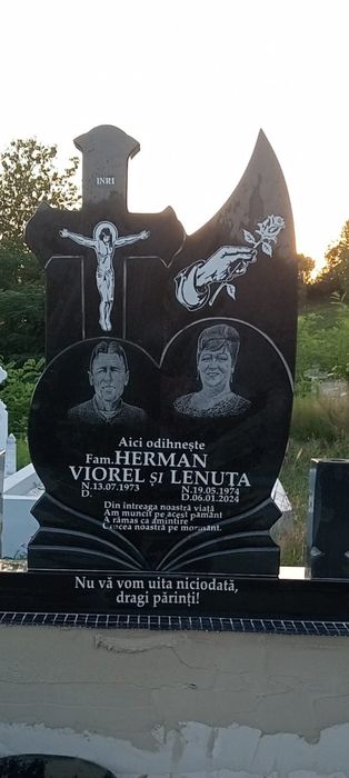 Monumente funerare, cruci