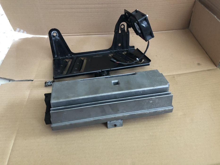 Kit complet pentru montaj camera marșarier bmw F10 F11 F30 F01 F15 F31 toate piesele sunt originale bmw