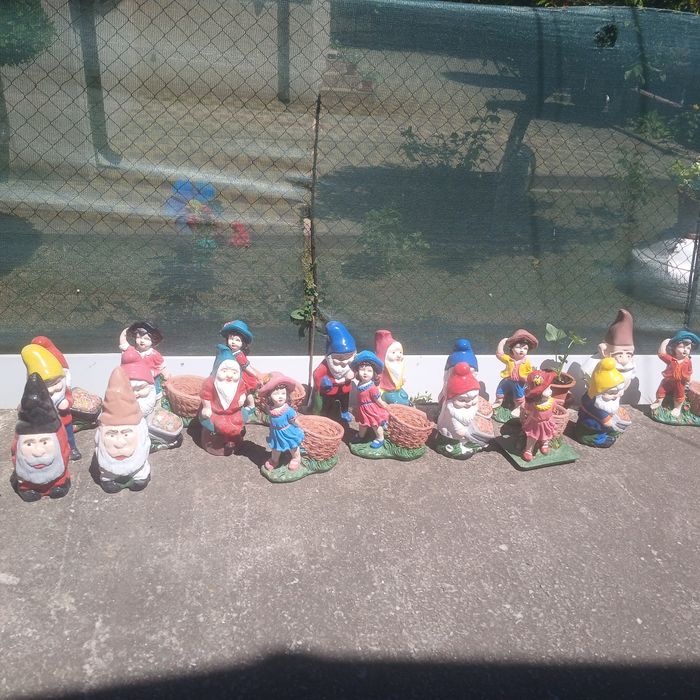 Figurine de gazon facute din ciment si pictate manual