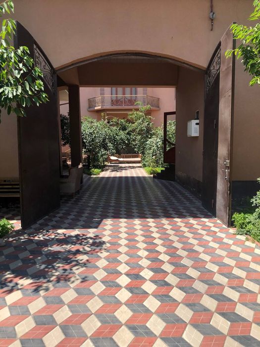 Сергели Янгихаетда 1 линияда участка. Бизнес учун хам яхши локация